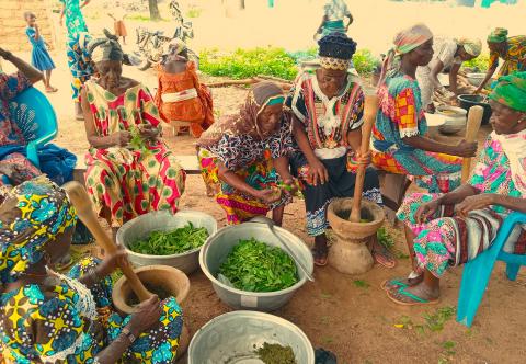 Local women prepare food in Kulmasa